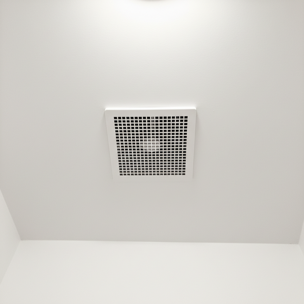 Wit kunststof ventilatierooster in badkamer plafond
